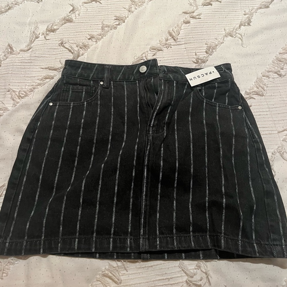 NEVER WORN****PacSun black and white denim skirt Size-27